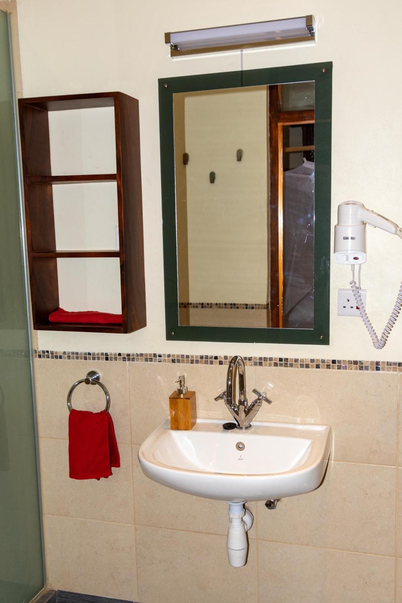 Dutchess Hotel And Restaurant Fort Portal Dış mekan fotoğraf